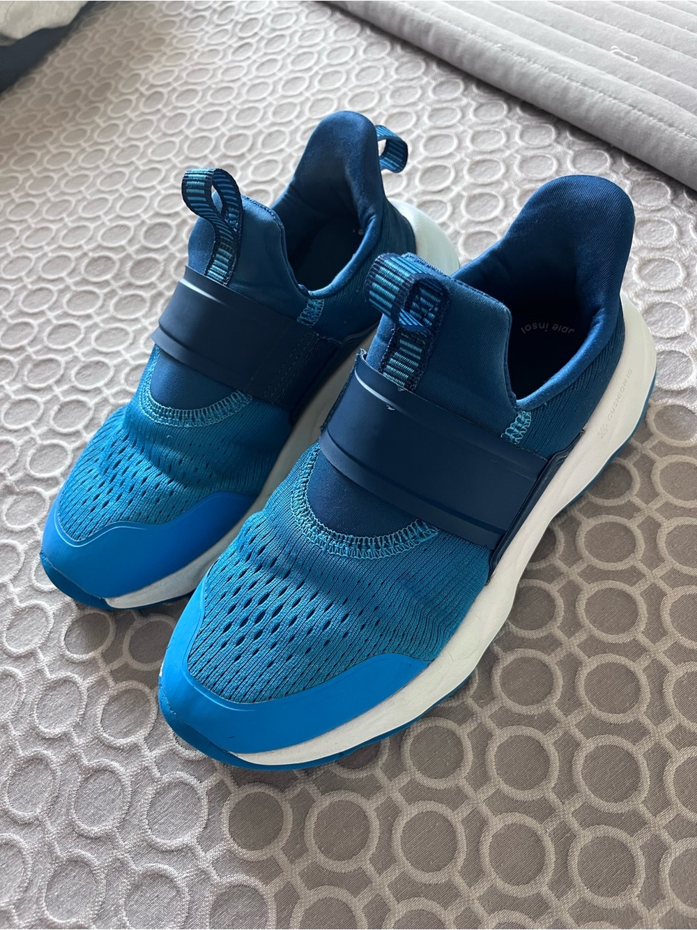 Cat & Jack Size 2 Gym Shoes
